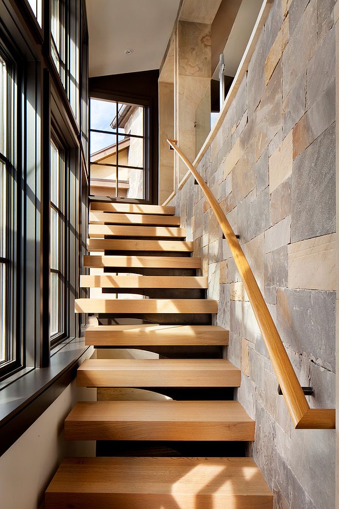 Деревянная лестница на верхний уровень дома