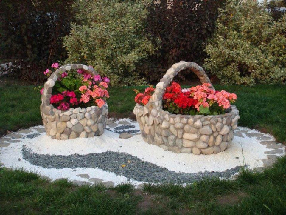 Садовое украшение из природных камней