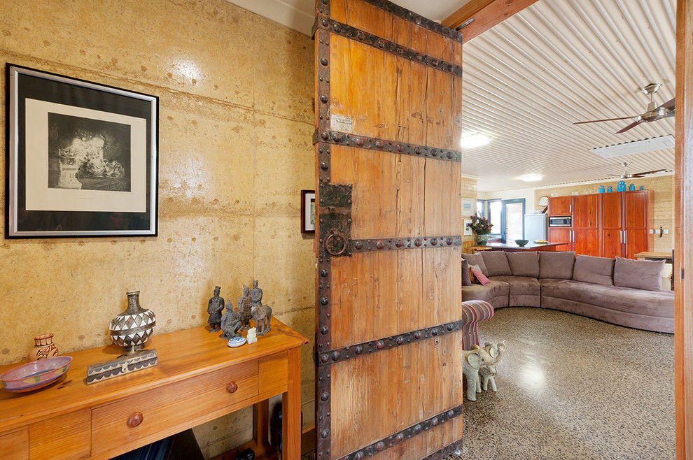 Необычная архитектура дома - деревянная дверь с кованными вставками