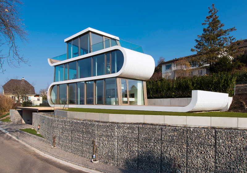 Белый необычный проект дома в Швейцарии: лентовидная конструкция
