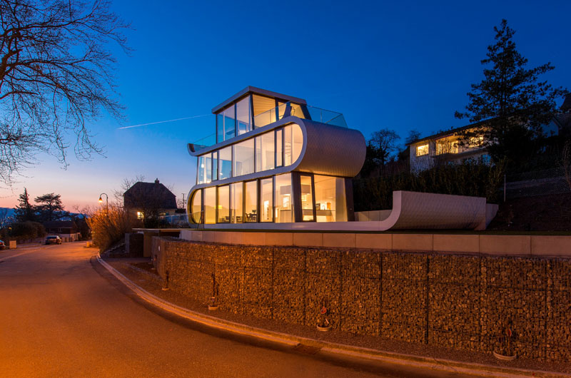 Белый необычный проект дома в Швейцарии: ночью
