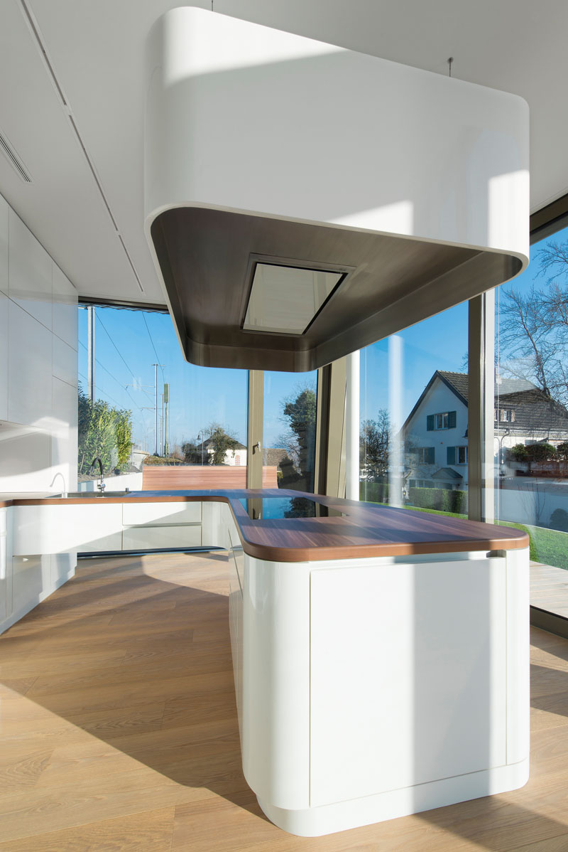 Белый необычный проект дома в Швейцарии: кухонная мебель