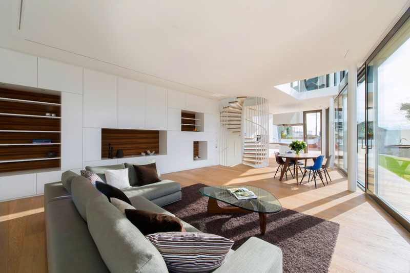 Белый необычный проект дома в Швейцарии: весенний дизайн