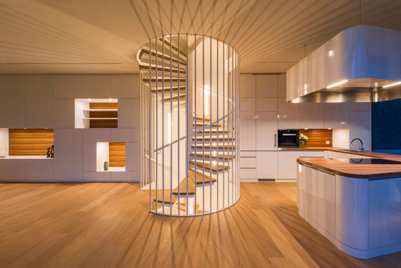 Белый необычный проект дома в Швейцарии: лестница