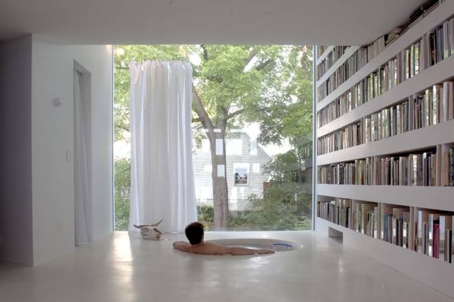 Дизайн тонкого дома, в котором есть библиотека с джакузи