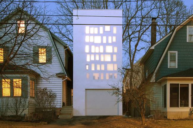 Дизайн тонкого дома с полупрозрачными панелями