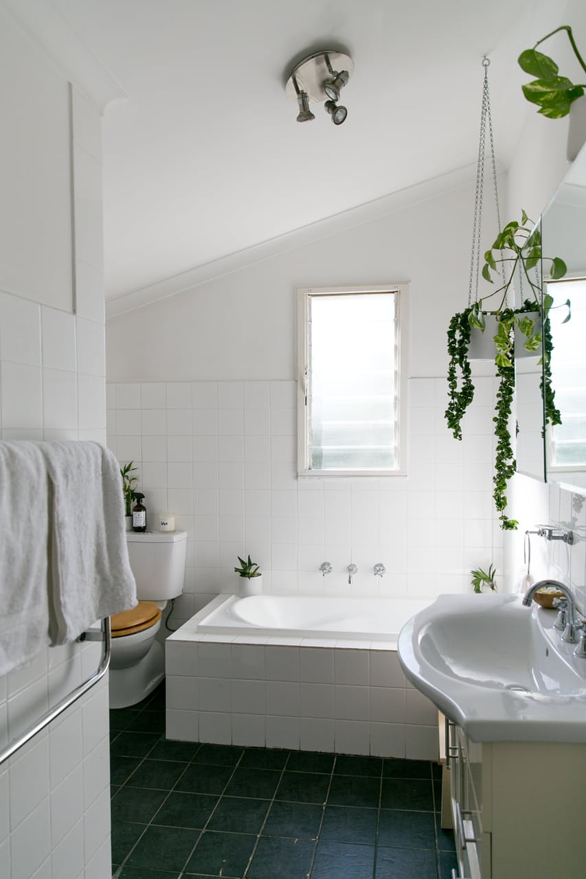 Интерьер дома своими руками: ванная в белом цвете