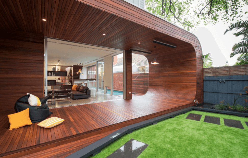 Оформление деревянной террасы загородного дома с бескаркасной мебелью
