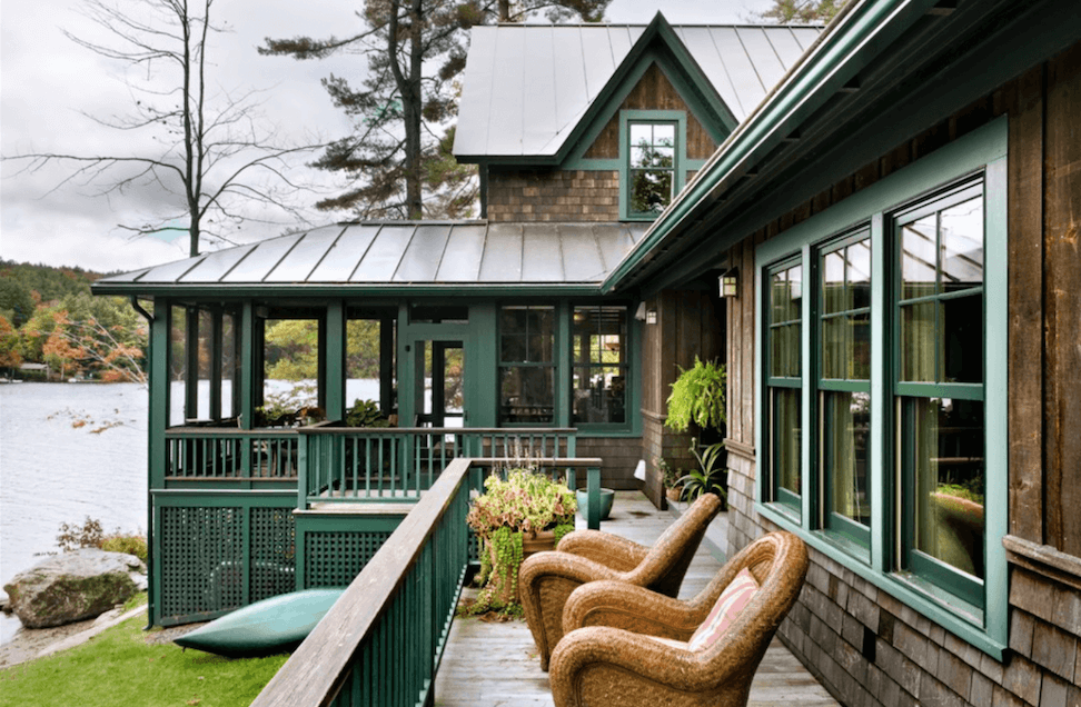 Оформление террасы загородного дома - плетёные кресла и яркие цветы