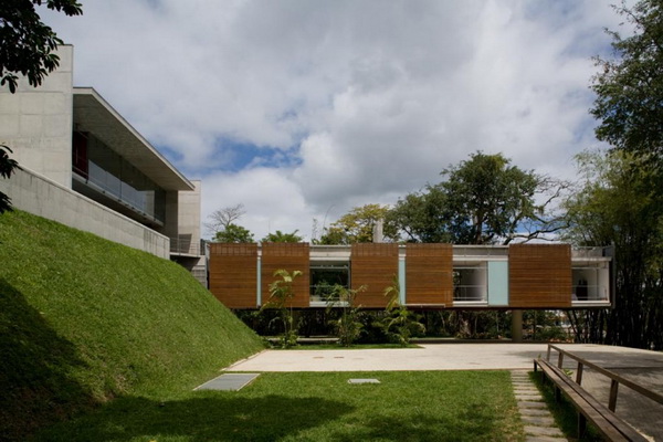 Отель в Бразилии - сочетание зелени с  деревом и серым бетоном