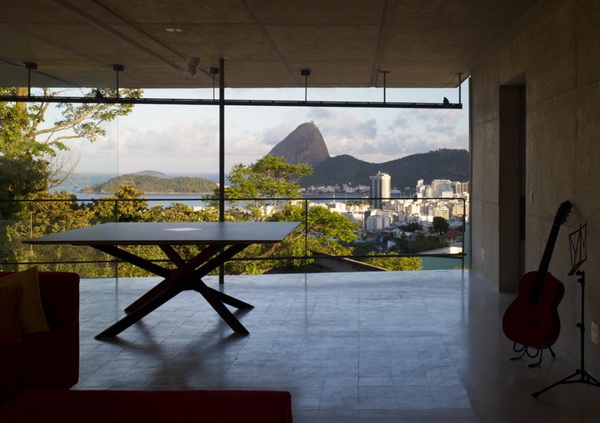 Отель в Бразилии - вид на горы и на здания Пан-ди-Асукар с площадки перехода