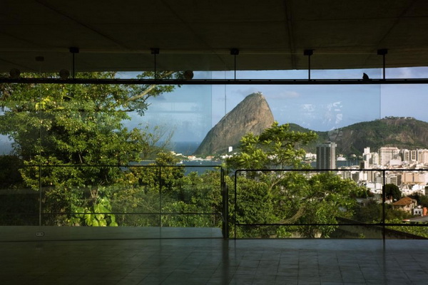 Отель в Бразилии - гора Сахарная голова на противоположном берегу