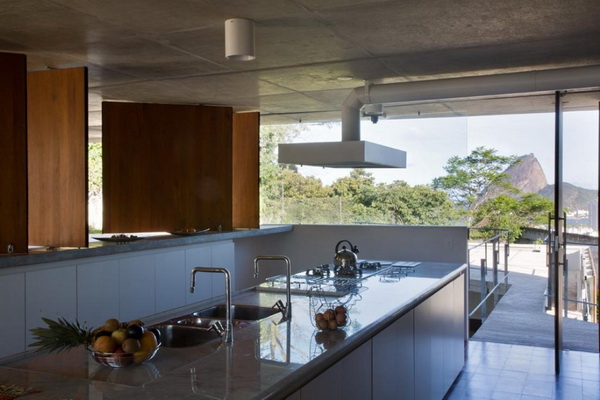 Отель в Бразилии - мраморные столешницы кухни