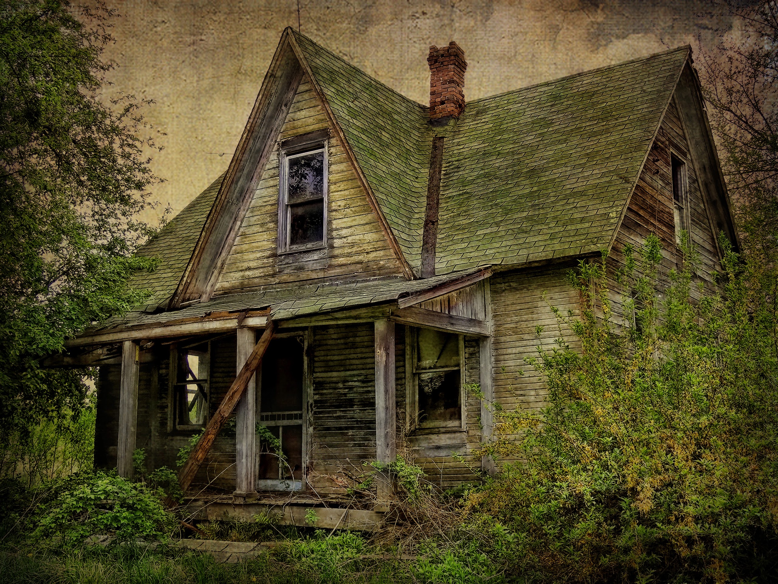 Старые дома живые. Старый деревянный дом. Старый домик. Заброшенный дом. Старый деревянный домик.