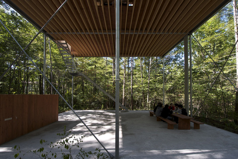 Внутренний двор лесного дома