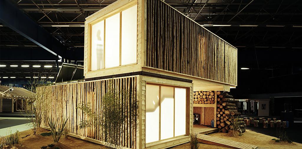 Двухэтажный дом из деревянных брусьев