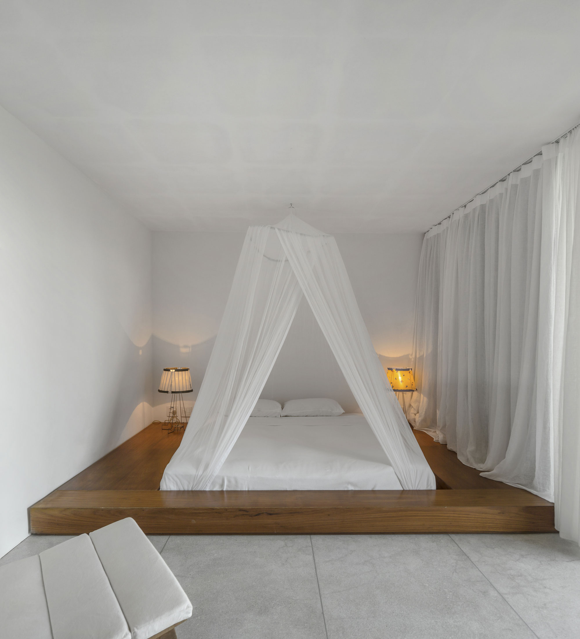 Проект каскадного домика Txai House: белый балдахин в спальне