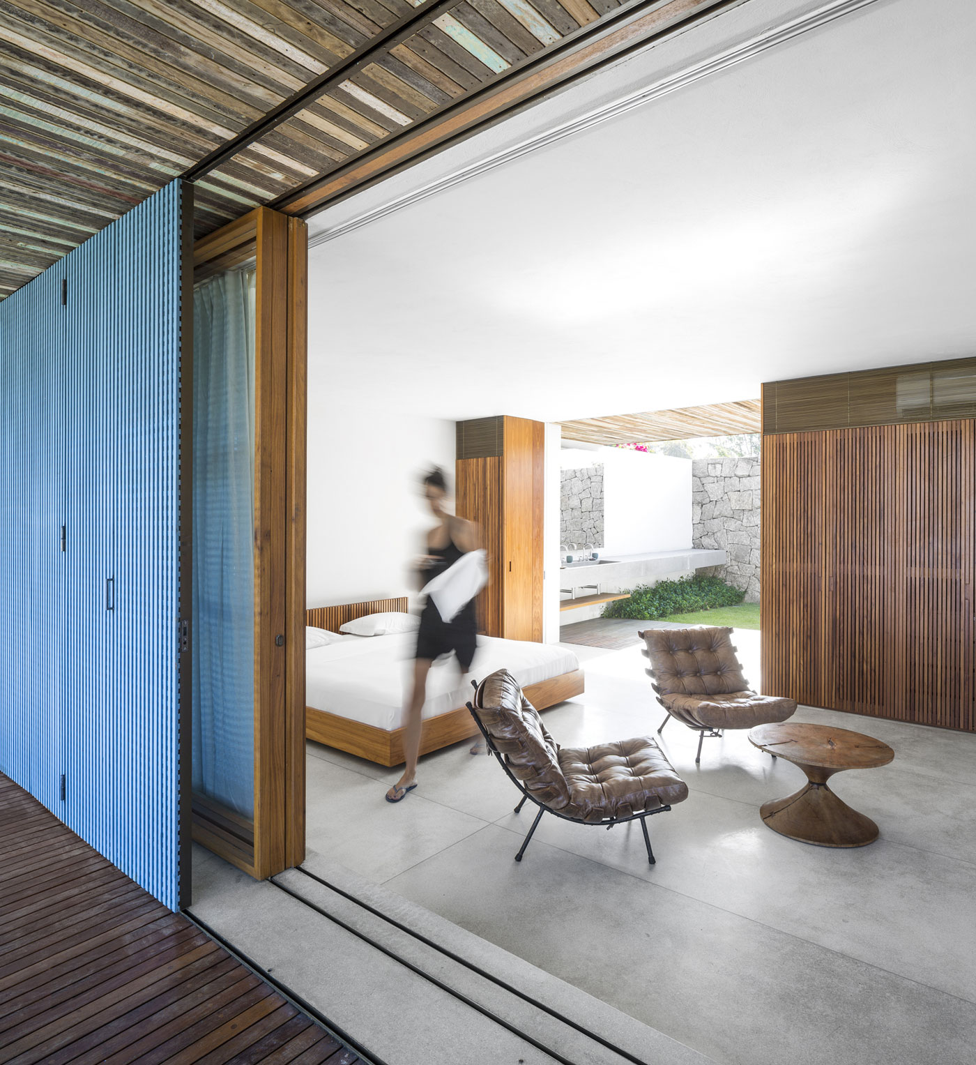 Проект каскадного домика Txai House: раздвижные двери в спальню