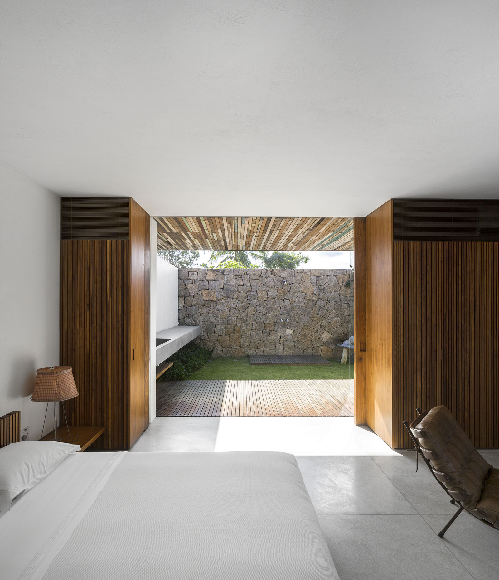 Проект каскадного домика Txai House: выход во двор из спальни