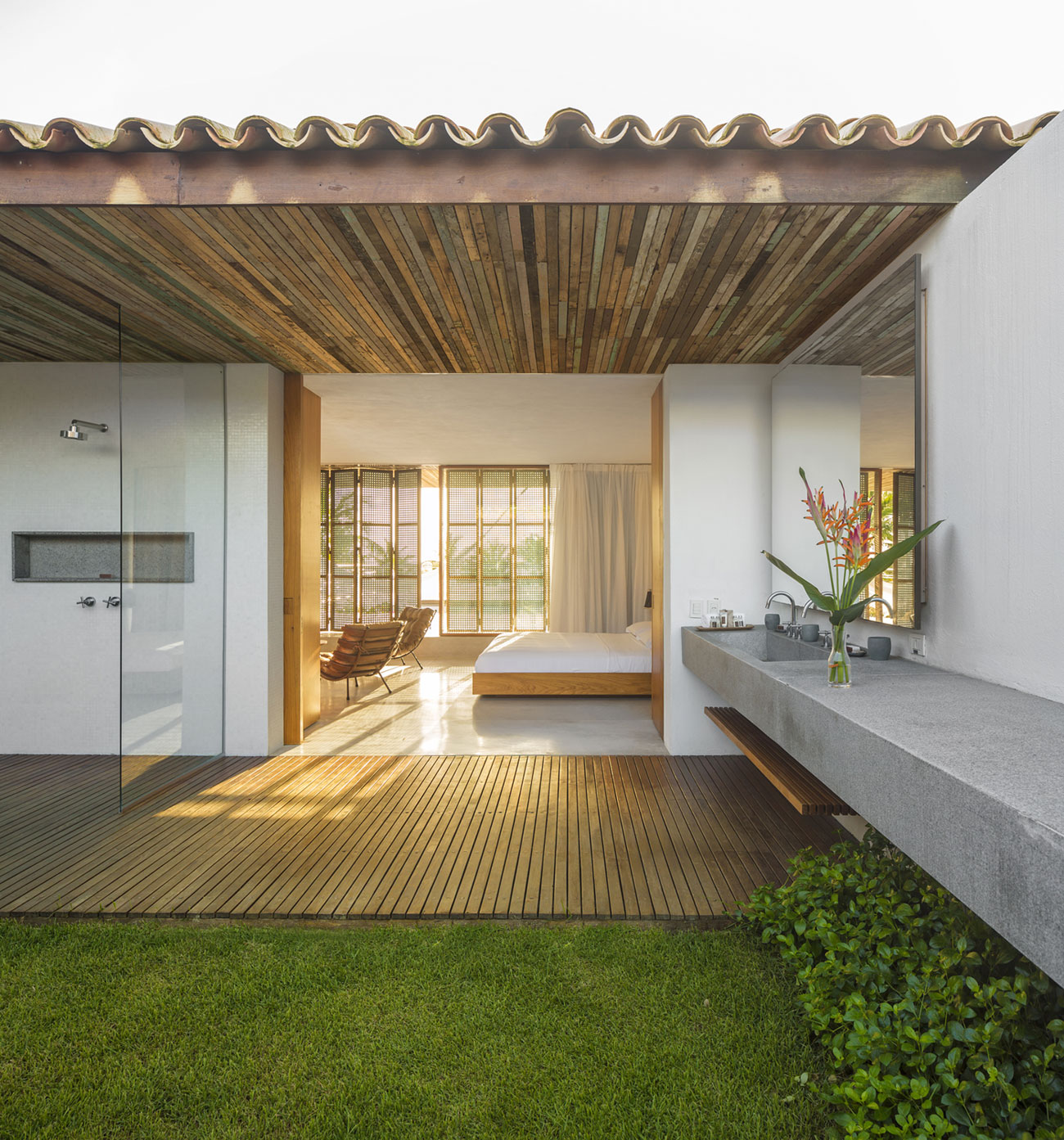 Проект каскадного домика Txai House: ванная комната с газоном