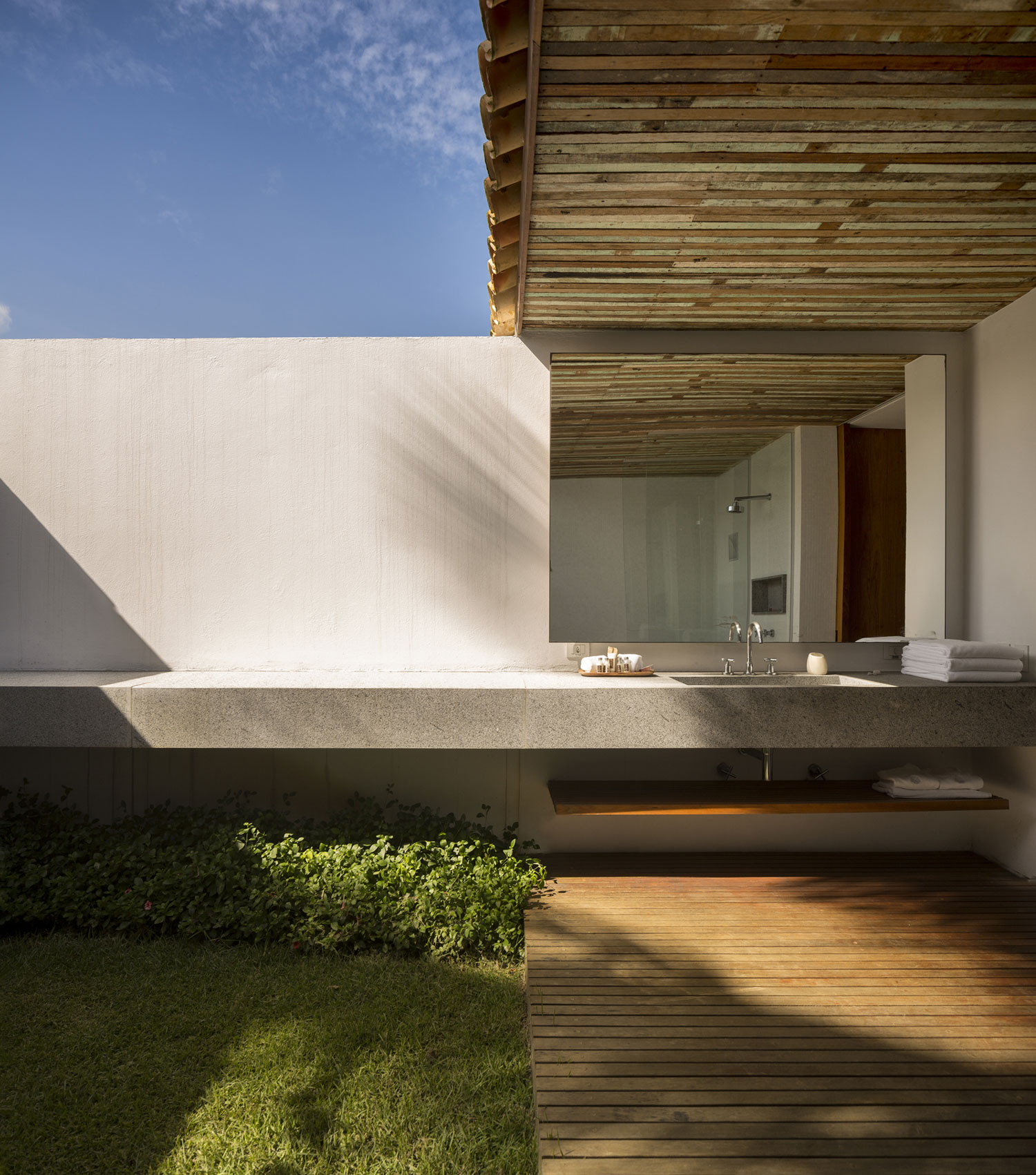 Проект каскадного домика Txai House: ванная комната на свежем воздухе