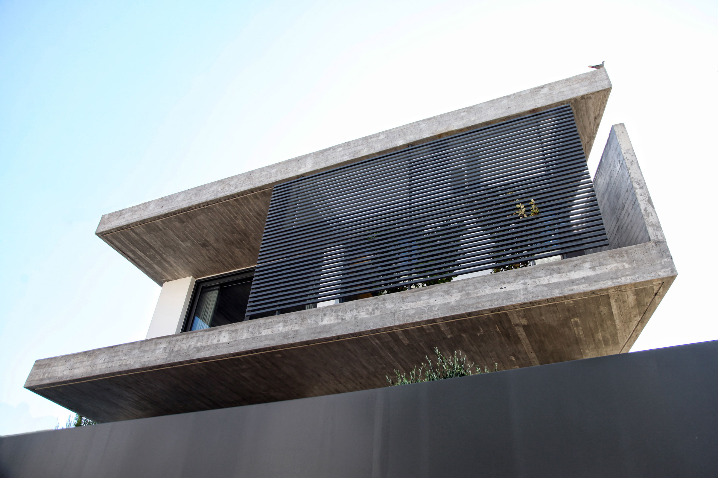 Простой дизайн интерьера дома: фасад с полупрозрачной ширмой