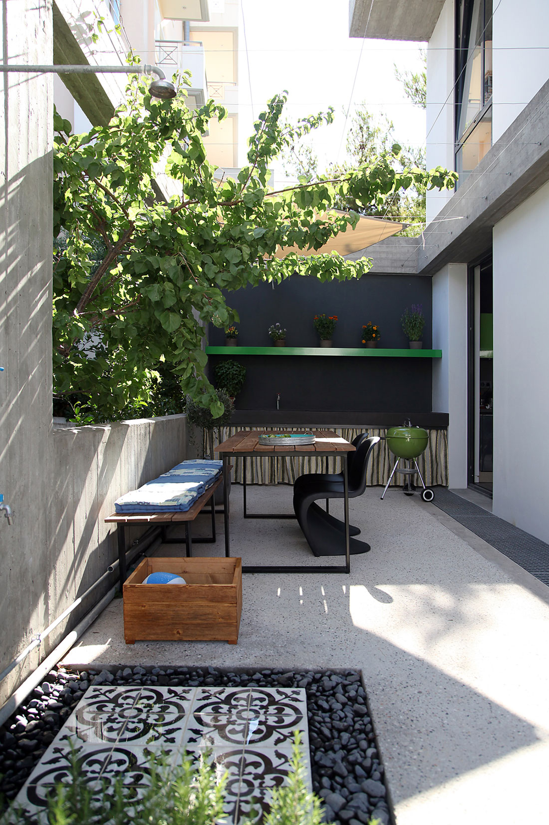 Простой дизайн интерьера дома: принадлежности для барбекю во внутреннем дворе