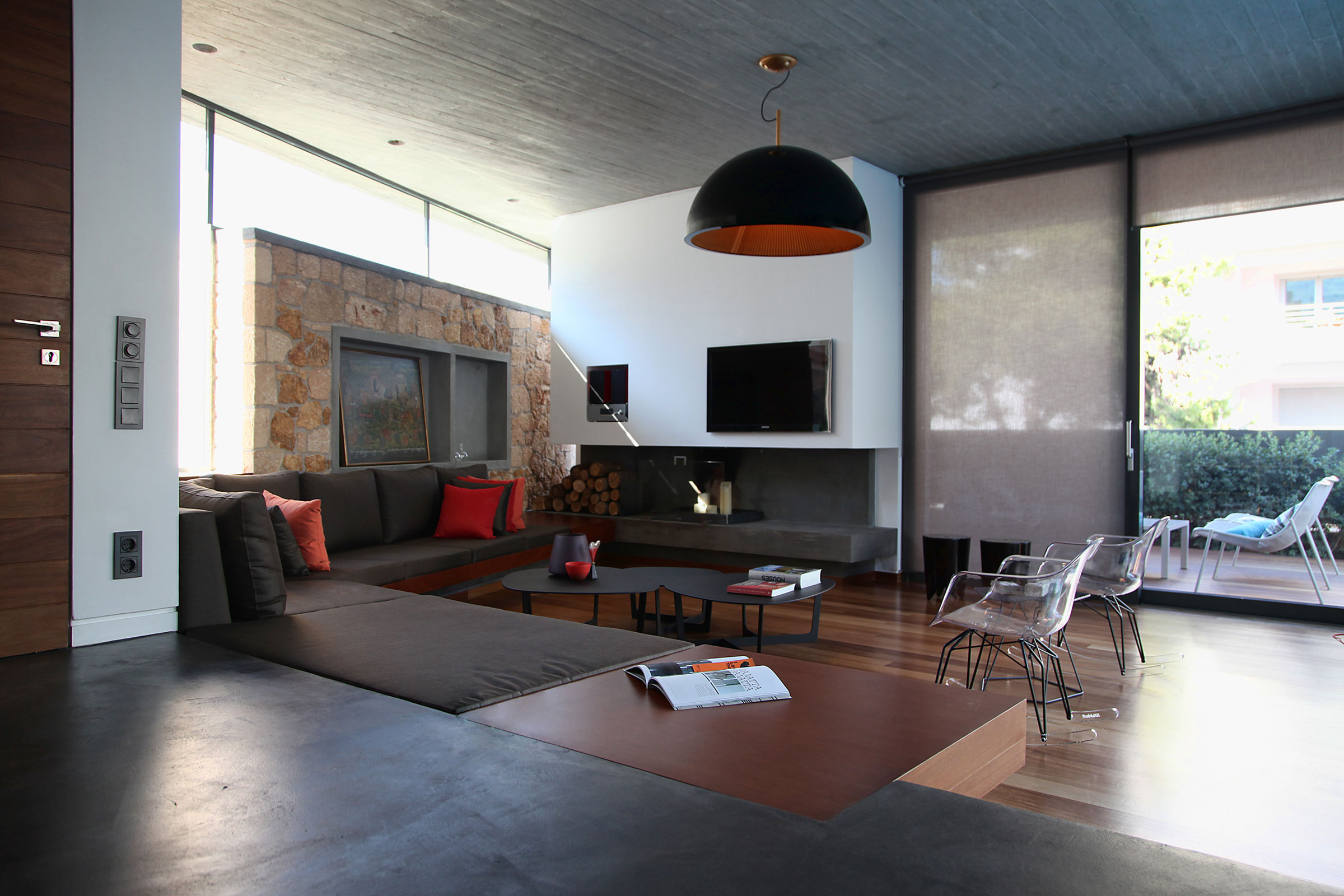 Простой дизайн интерьера дома: стильная люстра в гостиной