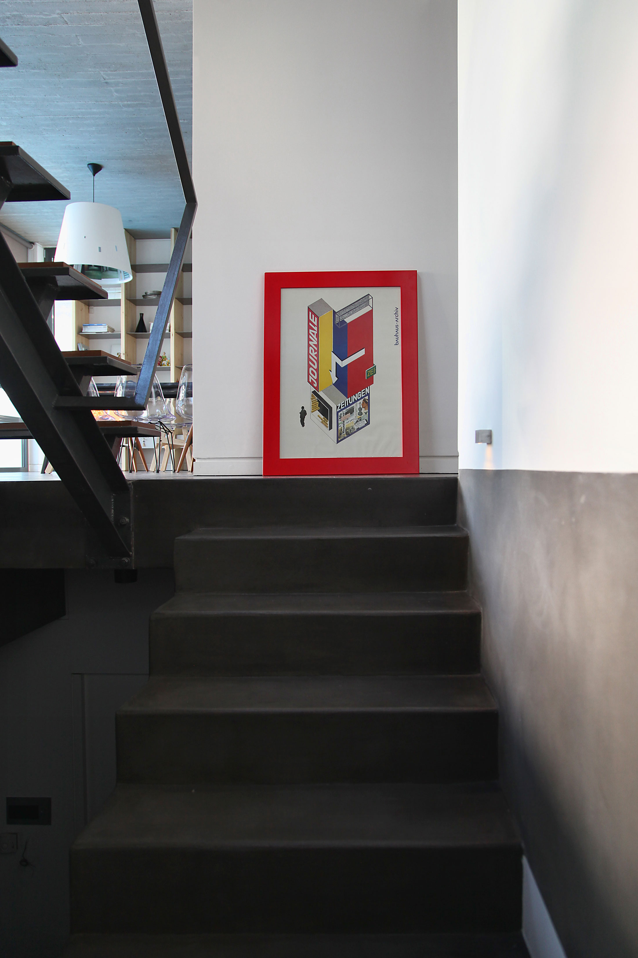 Простой дизайн интерьера дома: яркий плакат на лестнице