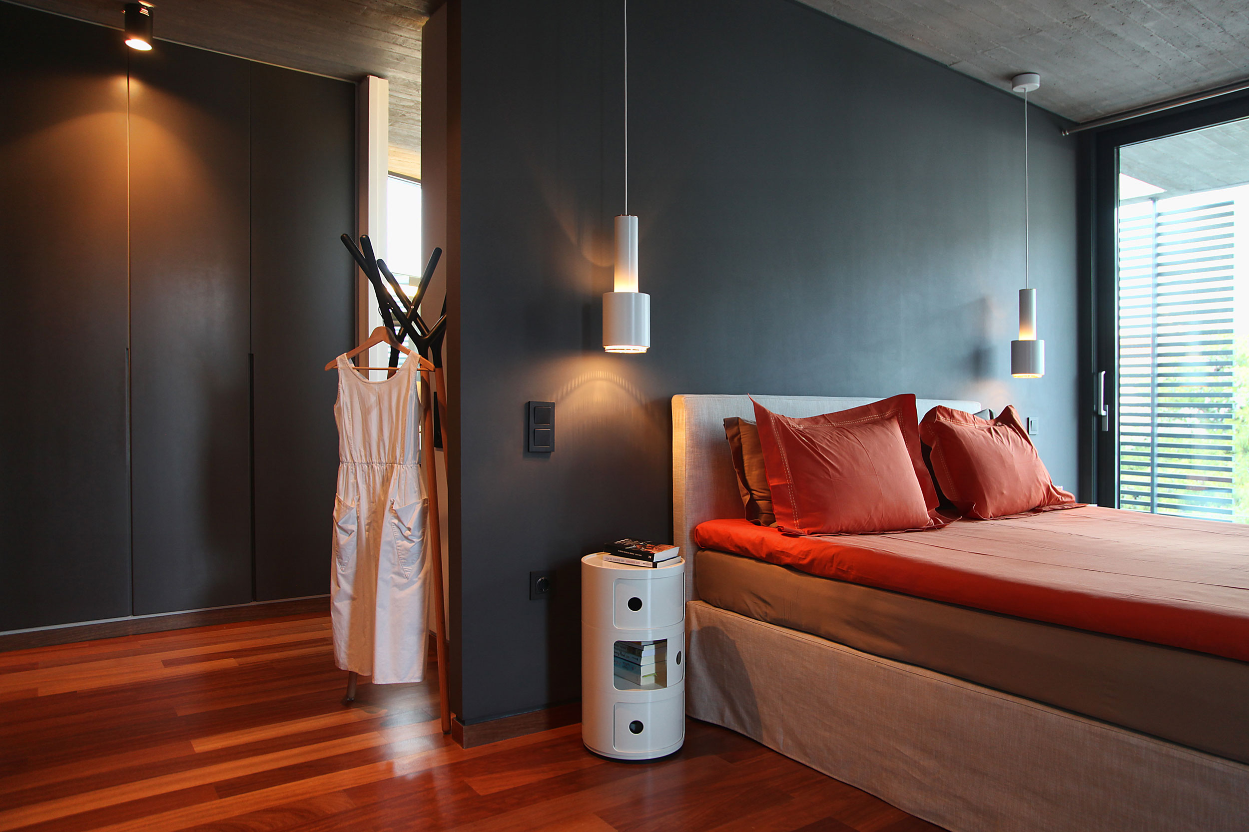 Простой дизайн интерьера дома: яркое постельное бельё в спальне