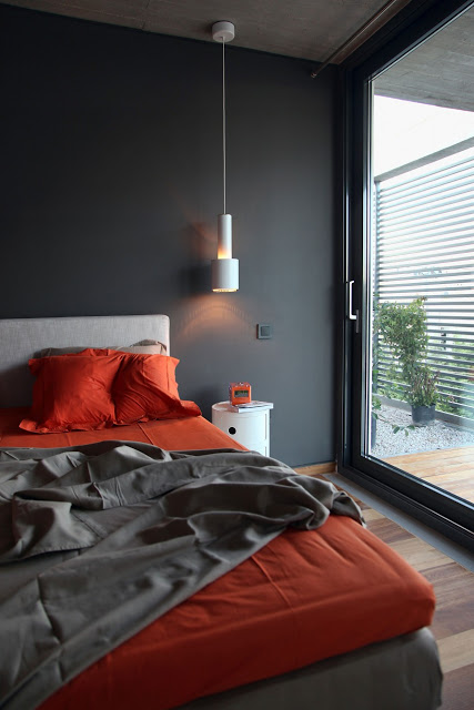 Простой дизайн интерьера дома: подвесной светильник рядом с кроватью