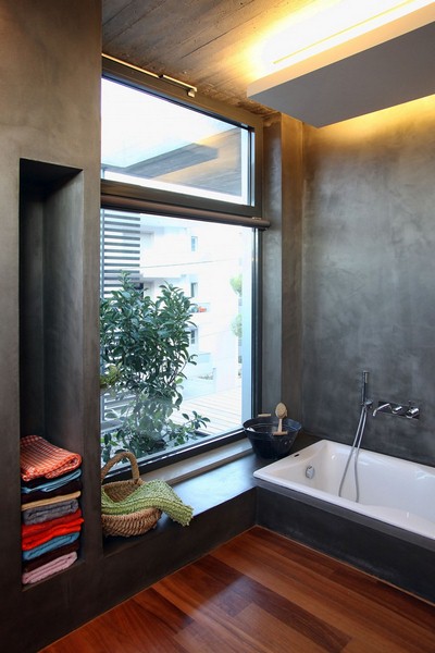 Простой дизайн интерьера дома: ванная возле большого окна