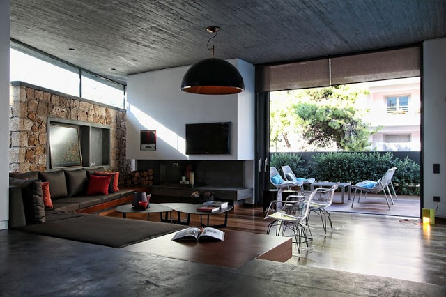 Простой дизайн интерьера дома: диван с красными подушками в гостиной