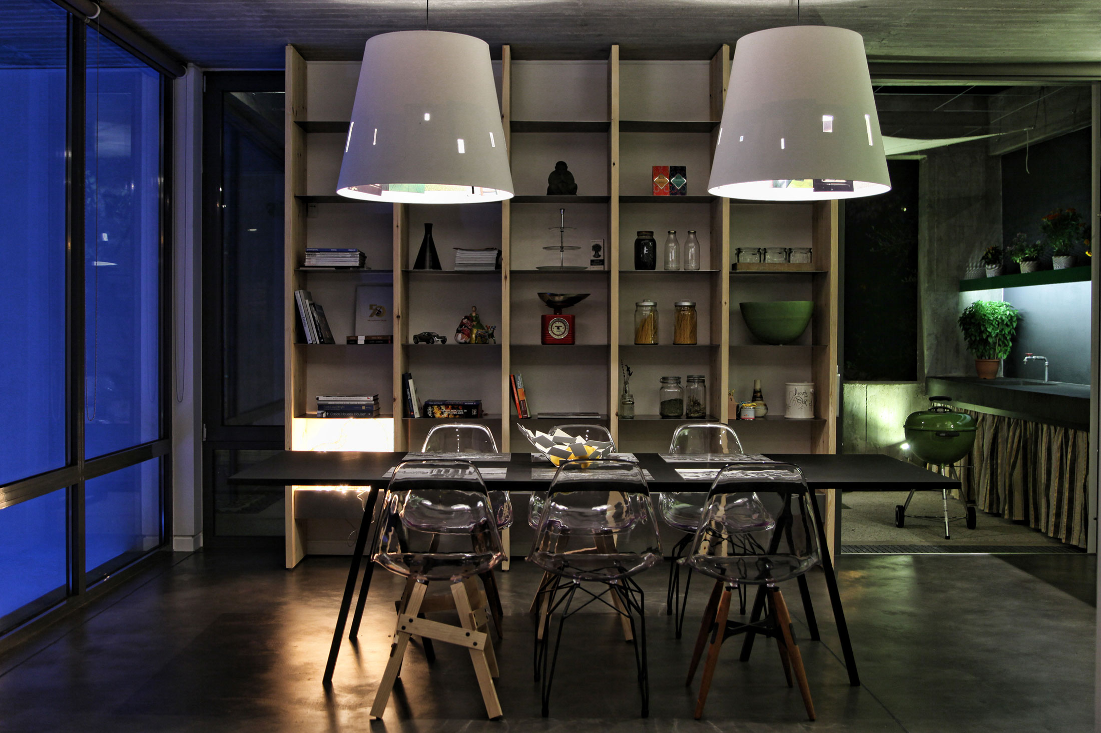 Простой дизайн интерьера дома: прозрачные стулья на кухне