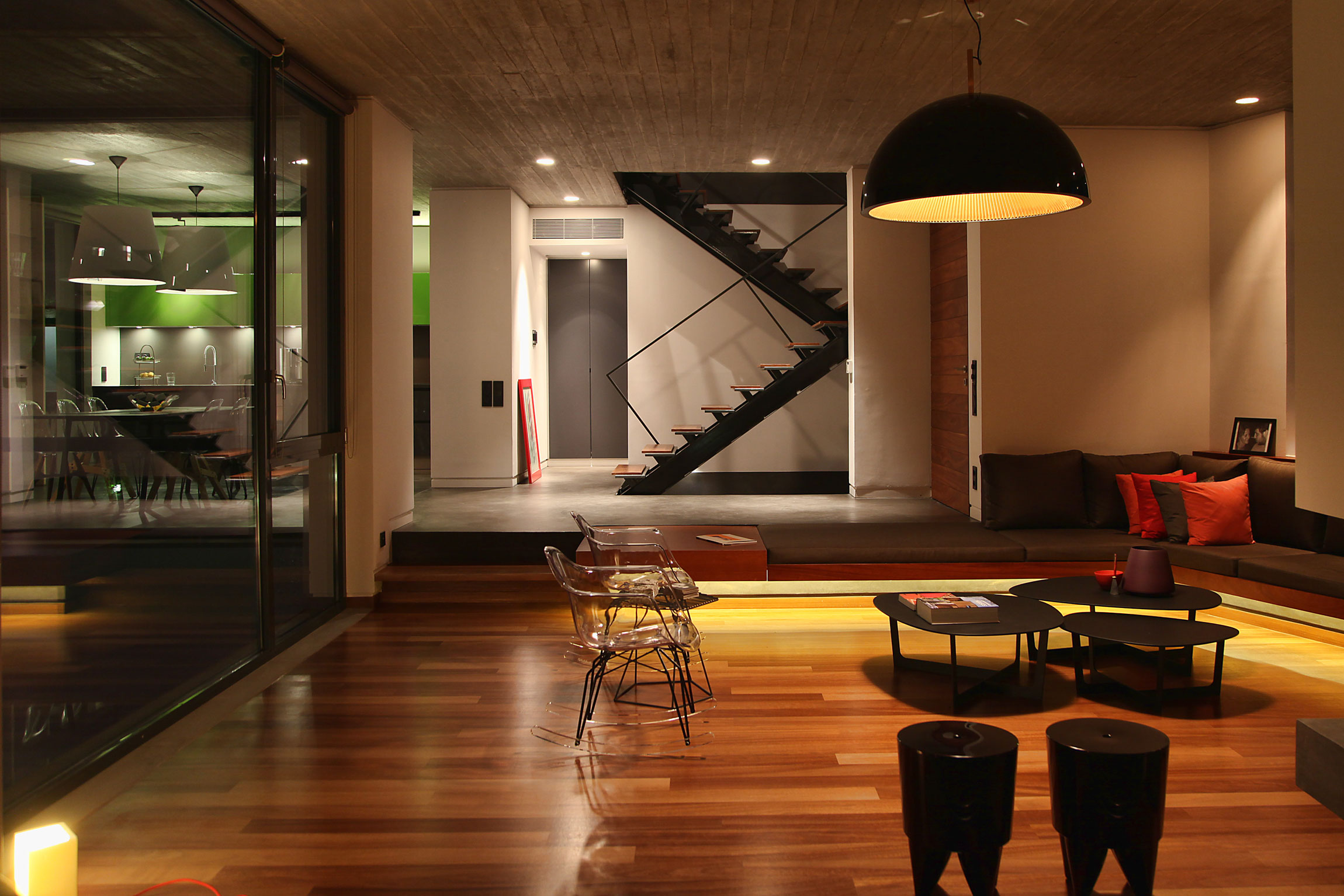 Простой дизайн интерьера дома: деревянный паркет в гостиной