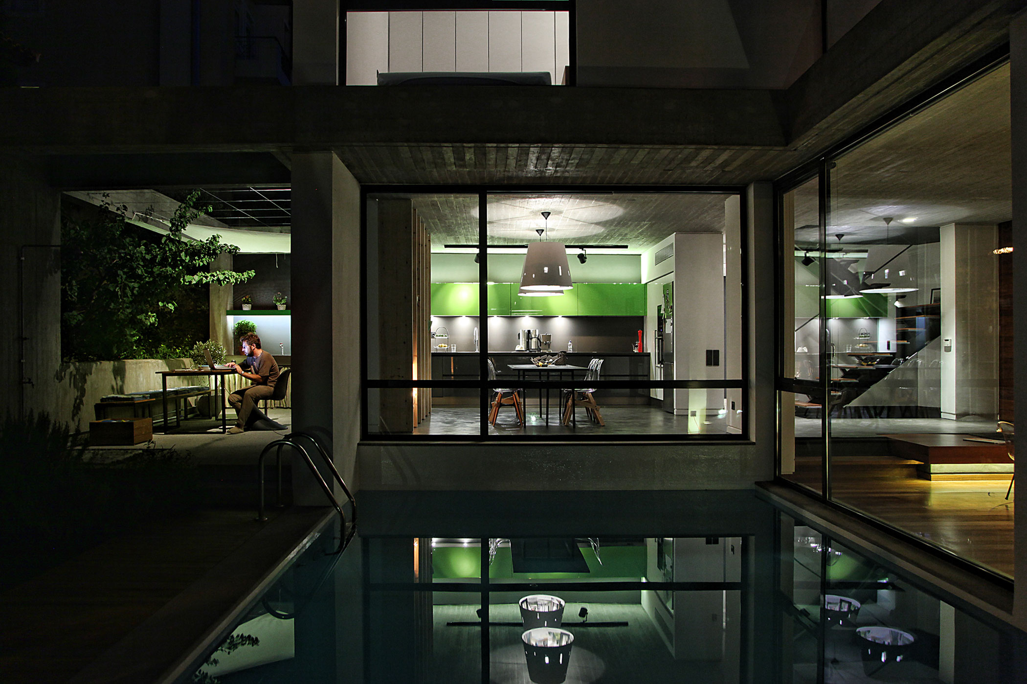 Простой дизайн интерьера дома: бассейн без освещения