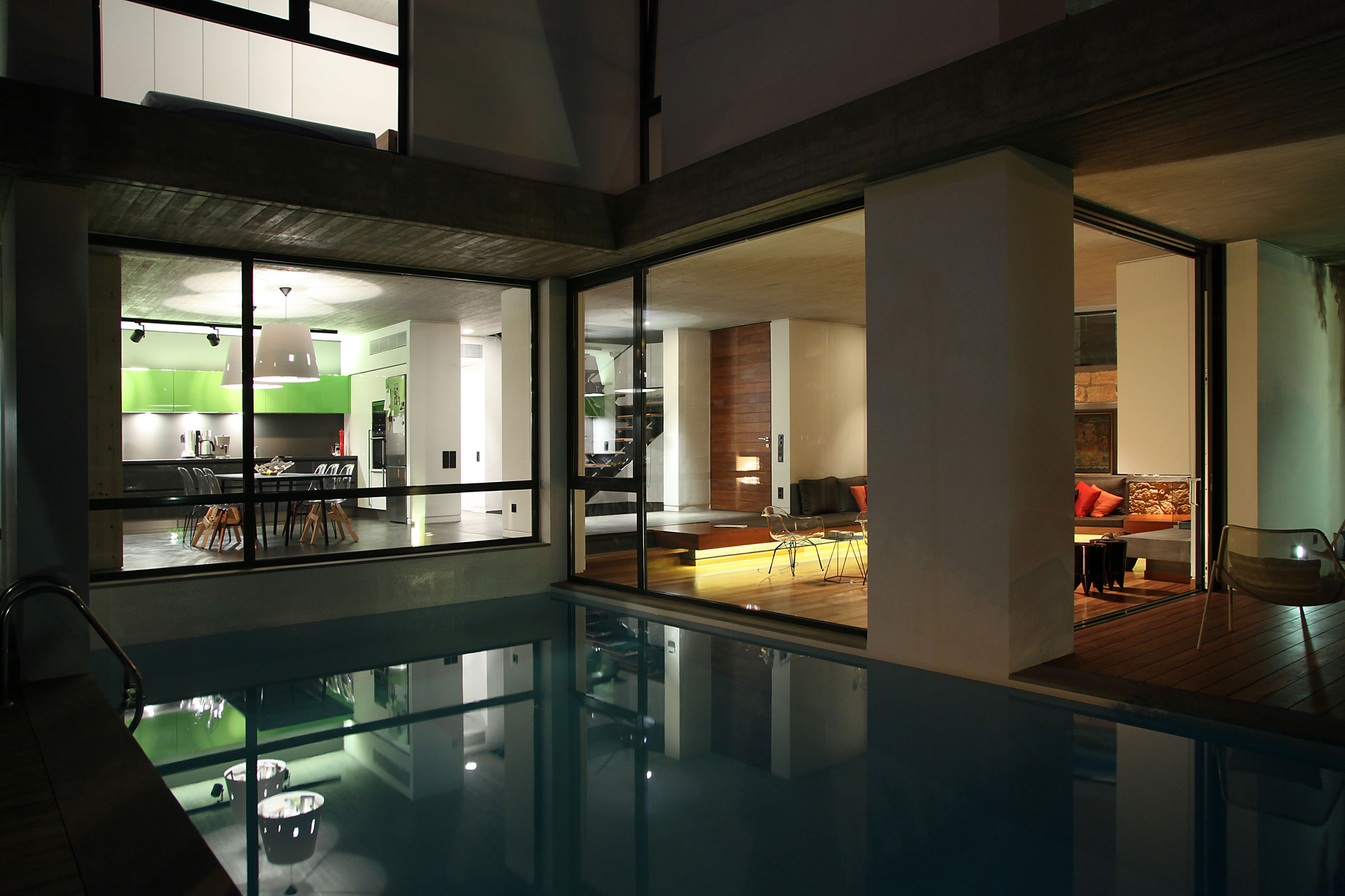 Простой дизайн интерьера дома с большим бассейном под окнами