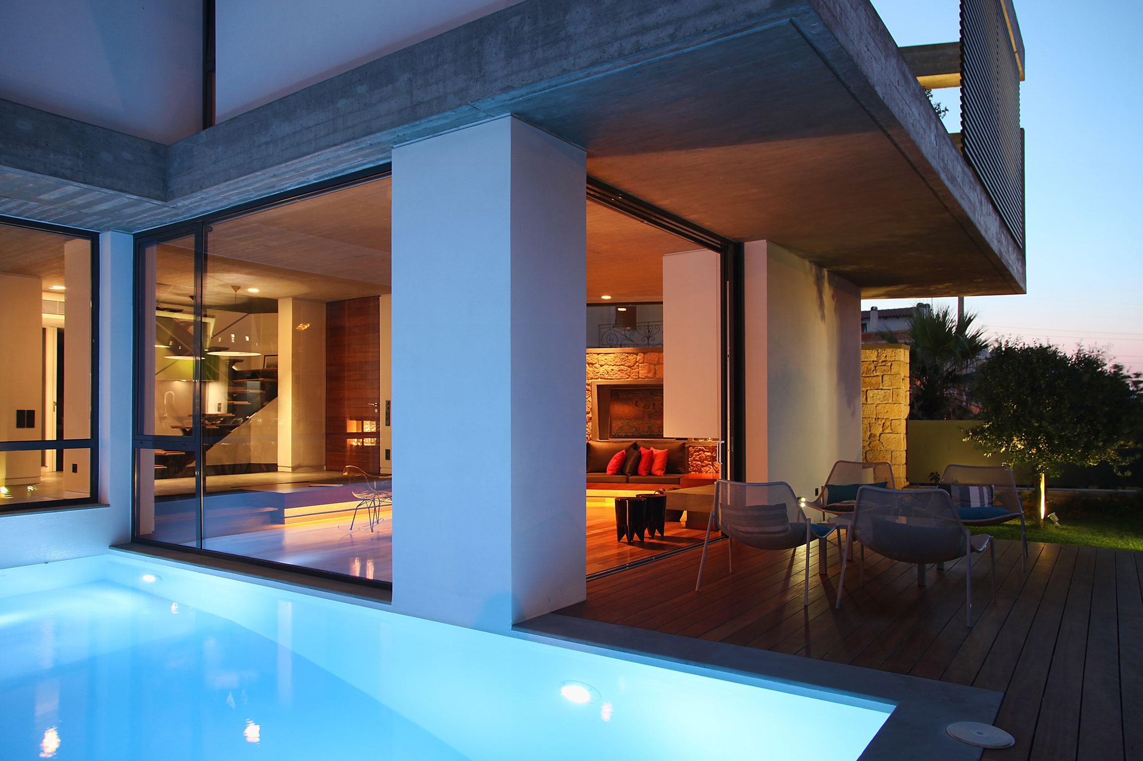 Простой дизайн интерьера дома: деревянный настил возле бассейна