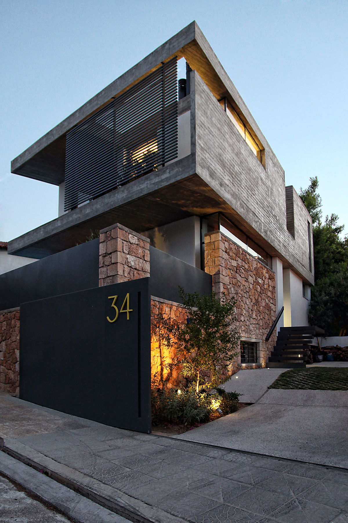 Простой дизайн интерьера дома: фасад из разных материалов