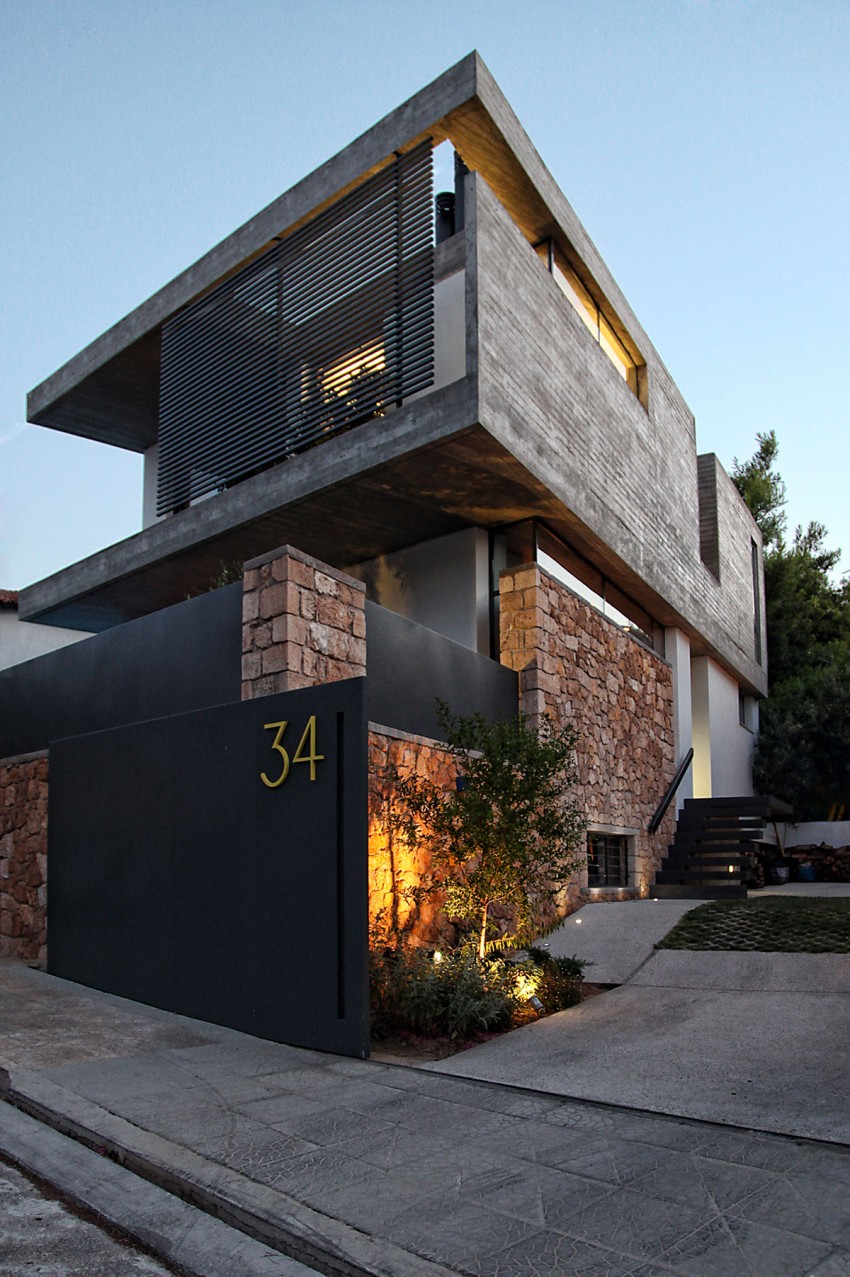 Дом с бассейном A&A House из бетона и камня