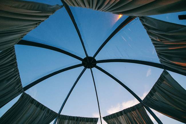 Прозрачный купол с видом на небо
