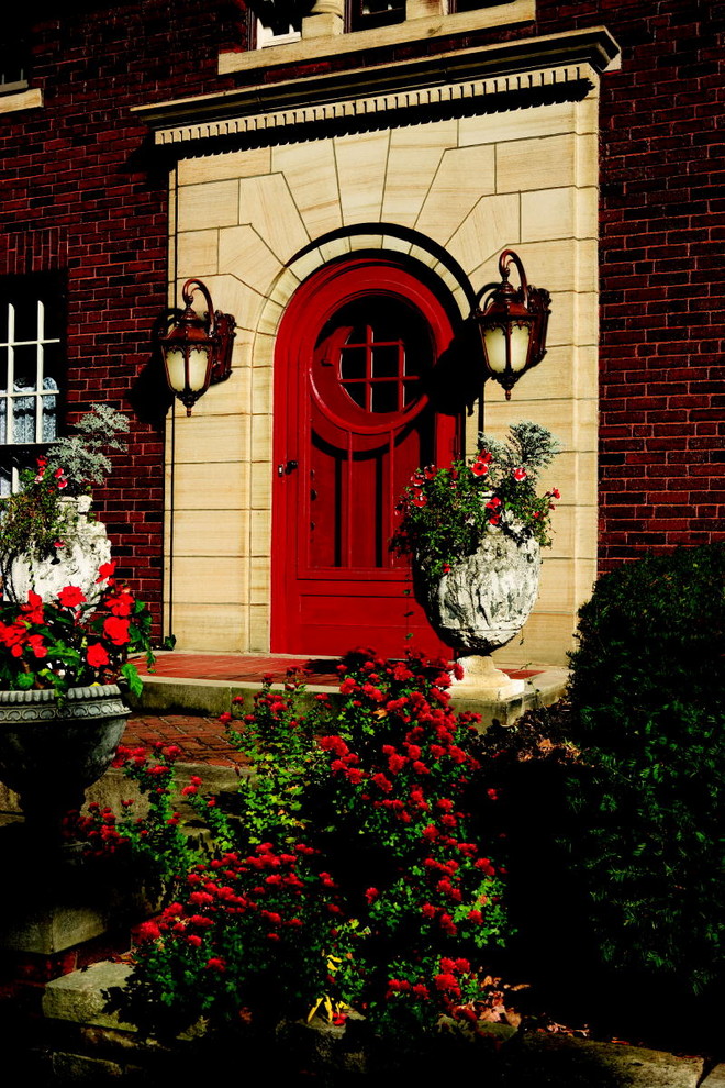Декор красной входной двери