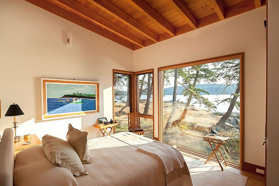 Резиденция Saturna Island Retreat - интерьер спальни с панорамными окнами