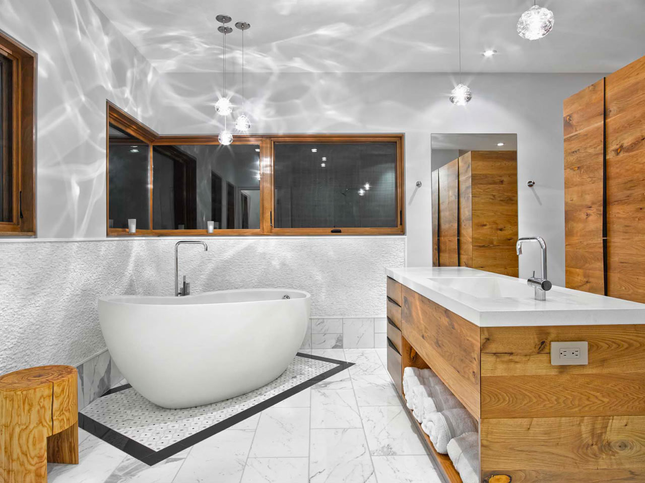 Мебель из натуральной древесины в ванной