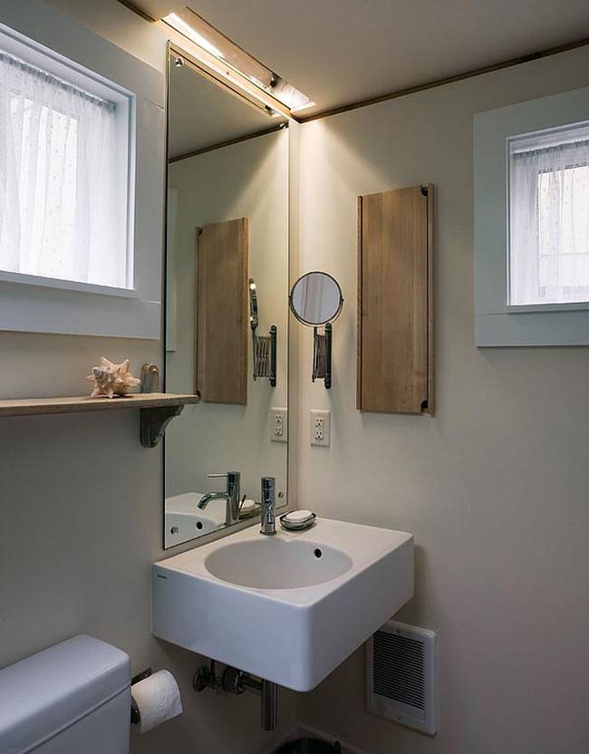 Гостевой коттедж: светлый интерьер ванной