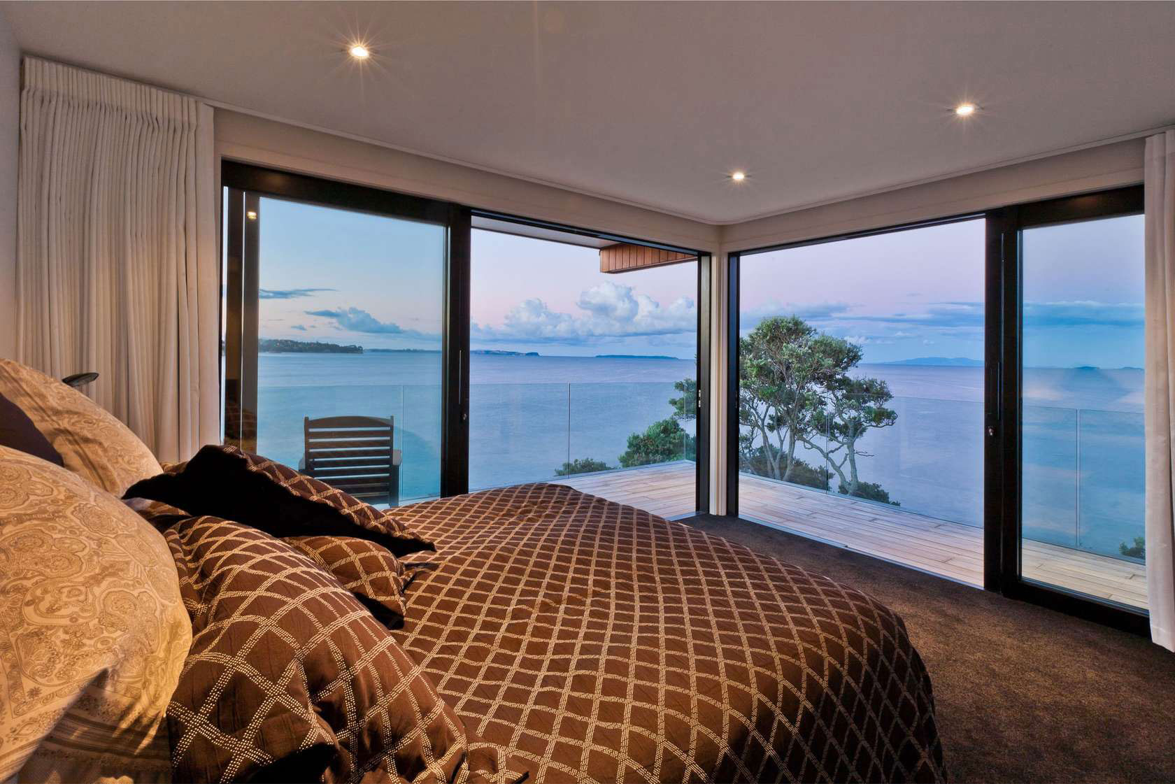 Спальня с панорамным видом на океан