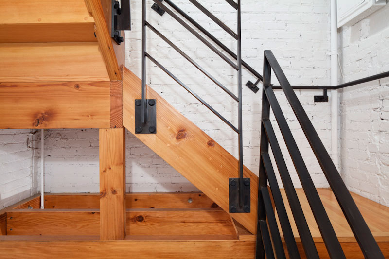 Деревянная лестница с железными перилами - Фото 2