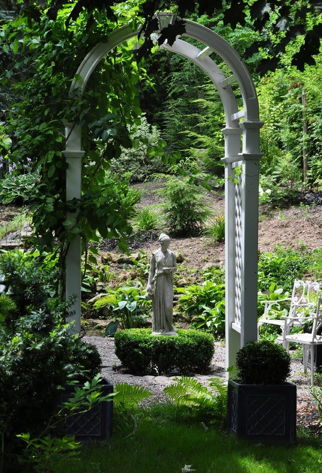 Садовая статуя в арке