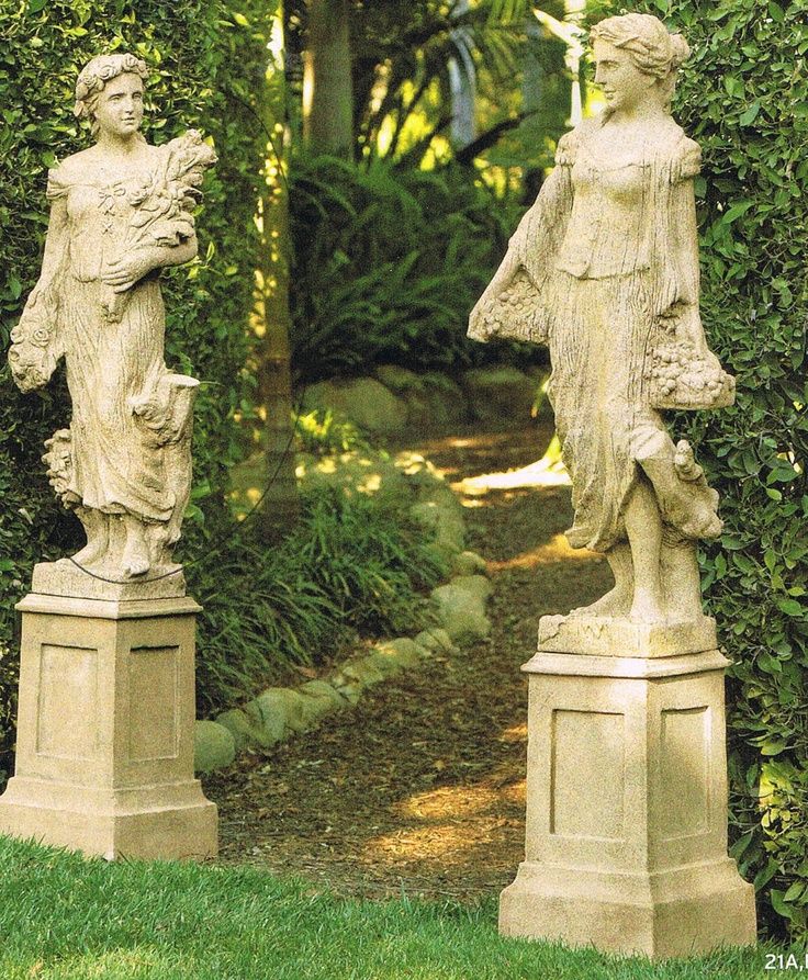 Садовые статуи у тропинки
