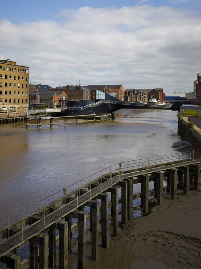 Двигающийся мост в виде запятой на реке Hull